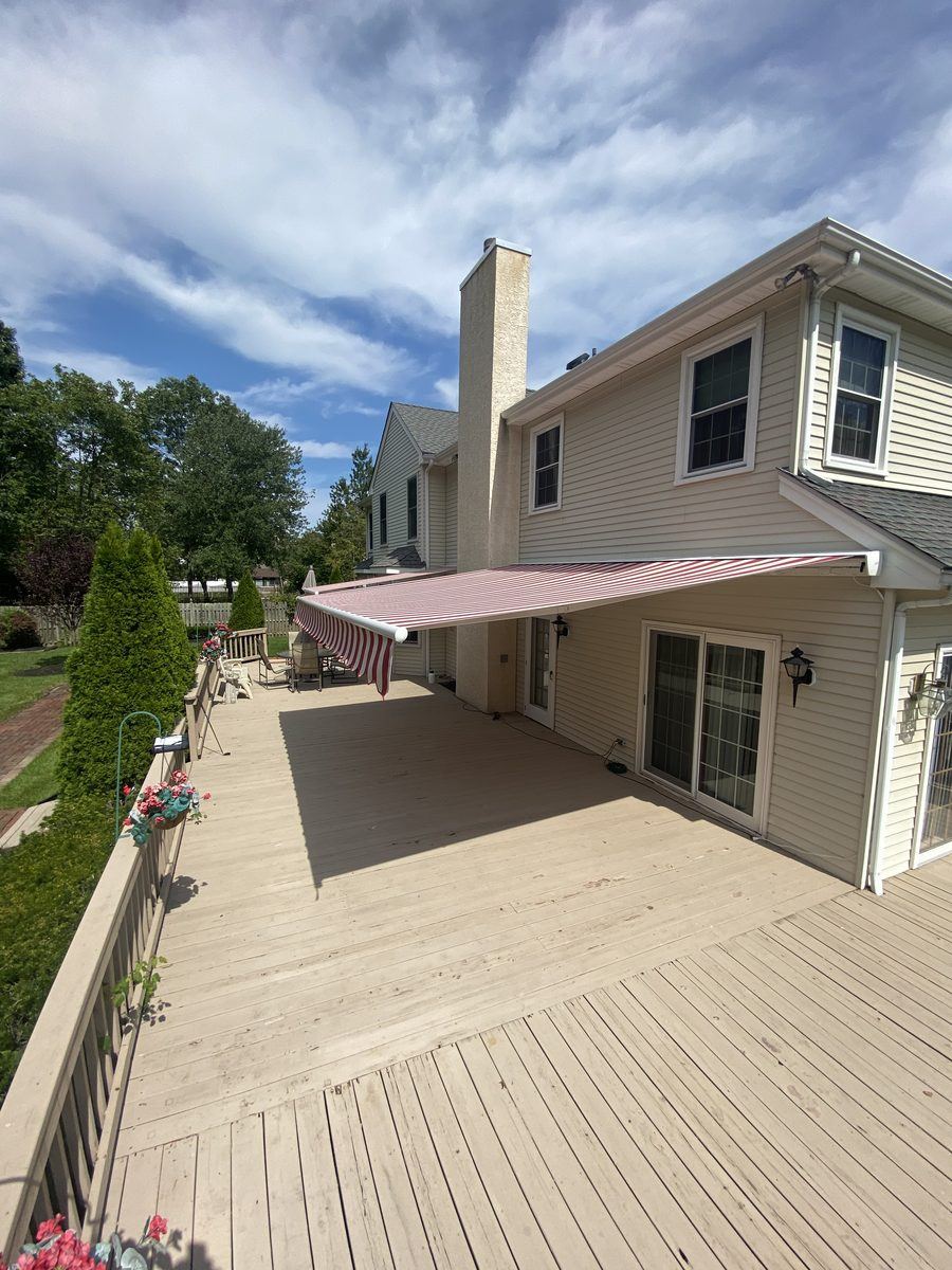 Retractable deck awning