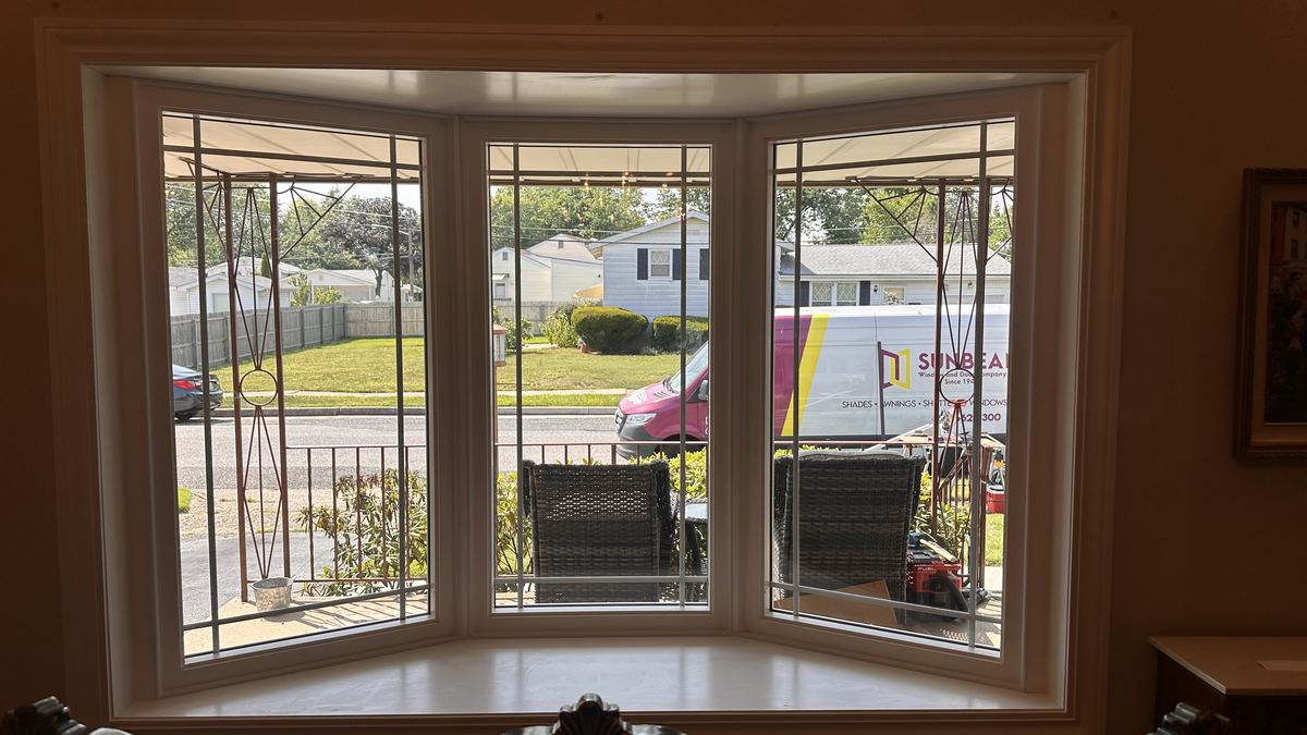 Bay window with decorative art glass installation